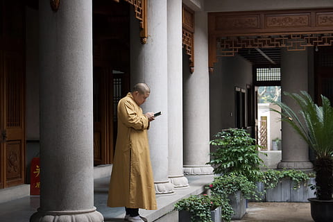home, utilitzant, smartphone Android, temple, roba, abric, humà, persona, pati, porxo, màniga, llosa, vestit, pissarra, pèrgola, sòls, passadís, màniga llarga, cripta, monjo, jaqueta, a l'aire lliure, estàtua, arquitectura, representació, estructura construïda, representació humana, escultura, semblança masculina, columna arquitectònica, exterior de l'edifici, edifici, art i artesania, creativitat, religió, persones reals, espiritualitat, creença, dia, planta, 4K, CC0, domini públic, lliure de regalies