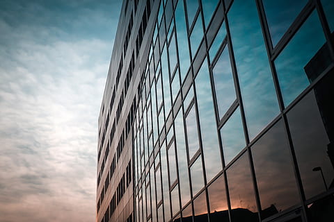 vaso, ventana, arquitectura, reflexión, oficina, fachada, edificio, reflejo, edificio de oficinas, reflexiones, rascacielos, ventana de vidrio, edificio comercial, fachada de vidrio, moderno, ciudad, frente de vidrio, fachada de la casa, cielo, arquitectura moderna, edificio moderno, düsseldorf, moderno edificio de gran altura, centro de la ciudad, urbano, diseño, azul, alto, construcción, Abendstimmung, puesta de sol, ligero, nube - cielo, vista de ángulo bajo, estructura construida, exterior del edificio, nadie, naturaleza, al aire libre, día, material de vidrio, edificio de oficinas exterior, modelo, altura maxima, 4K, CC0, dominio público, libre de derechos