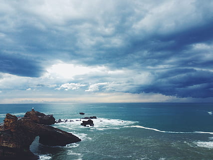 antenne, fotografering, isle, legeme, vand, skyer, overskyet, mørke skyer, ocean, klipper, hav, himmel, sten, sky - himmel, horisont over vand, horisont, klippe, scenics - natur, skønhed i naturen, bevægelse, solid, natur, rock-objekt, jord, strand, bølge, rolig scene, ro, dag, ingen mennesker, udendørs, 2K, CC0, offentligt domæne, royaltyfrie