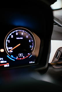 køretøjshastighedsmåler, Målestok, papir, varemærke, logo, filmappe, fil bindemiddel, belysning, køretøj interiør, bil, transportform, motor køretøj, bil interiør, transportmidler, nummer, land køretøj, instrumentbræt, kontrolpanel, tæt på, indendørs, ingen mennesker, hastighed, teknologi, belyst, kontrollere, speedometer, rejse, gearskift, luksus, 5K, CC0, offentligt domæne, royaltyfrie