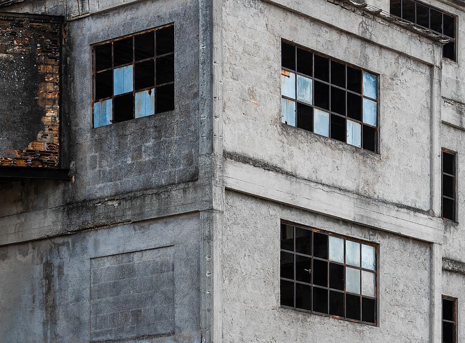 graue Wandfarbe, Wohnkultur, Fenster, Wand, Ecke, Fensterschatten, Vorhang, Beton, Gebäude, Bürogebäude, Backstein, Leinen-, Geländer, Mädchen, Kind, Frau, weiblich, jugendlich, blond, die Architektur, gebaute Struktur, Gebäudehülle, Flachwinkelansicht, keine Leute, Tag, alt, Wohngegend, draußen, Glas - Material, verlassen, Vollbild, Sonnenlicht, Hintergründe, obsolet, Baugewerbe, Reflexion, 5K