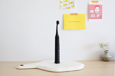 svart elektrisk tannbørste, tann, avtale, tannbørste, tannlege, ren, minimal, elektrisk, hygiene, elektrisk enhet, antenne, kryssfiner, tre, verktøy, børste, lampe, elektronikk, skjerm, maskinvare, router, innendørs, bord, ingen folk, stilleben, penn, kunst og Håndverk, papir, kommunikasjon, kreativitet, studio skudd, menneskelig representasjon, Merk, limnote, pensel, gruppe av objekter, kopiere plass, kontorutstyr, tekst, nærbilde, budskap, 2K, CC0, offentlig domene, opphavsrett gratis