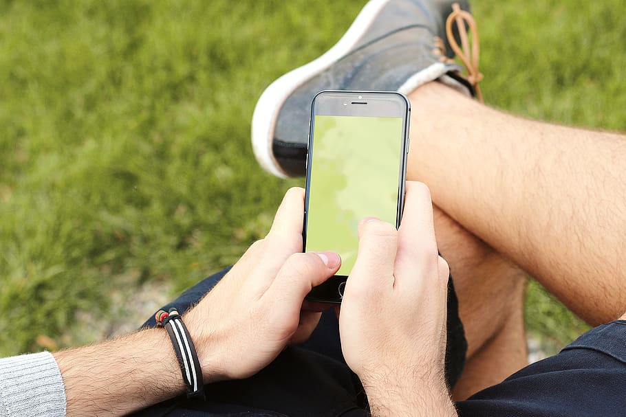 person, holding, svart, android smartphone, utendørs, eple, hender, iphone, Mann, mockup, skjerm, smarttelefon, teknologi, ta på, touch-skjerm, trådløs teknologi, smart telefon, menneskelig hånd, bærbar informasjonsenhet, kommunikasjon, hånd, menneskelig kroppsdel, mobiltelefon, voksen, telefon, menn, forbindelse, aktivitet, én person, fotografering temaer, bildemeldinger, kroppsdel, 1080P