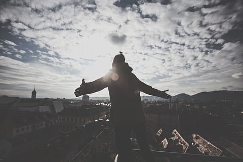østrig, graz, himmel, arkitektur, sky - himmel, en person, bygget struktur, bygning udvendig, rigtige mennesker, by, fritidsaktivitet, stående, livsstil, natur, bagfra, udendørs, bybilledet, menneskelige arm, herrer, dag, tre kvart længde, 5K, CC0, offentligt domæne, royaltyfrie