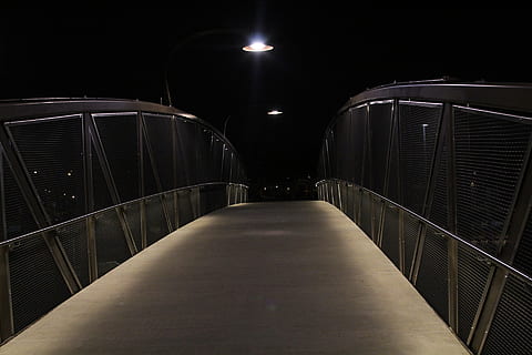 bro, pathway, lys, mørk, nat, hegn, belyst, belysningsudstyr, vejen frem, ingen mennesker, arkitektur, retning, bygget struktur, natur, gadebelysning, i en række, sti, faldende perspektiv, himmel, udendørs, rækværk, gade, fravær, forbindelse, 1080P, CC0, offentligt domæne, royaltyfrie