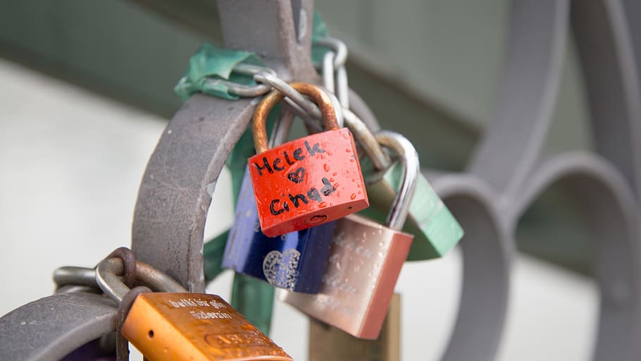 sperren, Kombinationsschloss, Band, Uhr, Kalender, Text, Eimer, vergrößern, Wanduhr, Rost, Kette, Digitaluhr, privates Postfach, Manschette, Waffen, Klinge, Schwert, Waffe, Seife, hängend, Vorhängeschloss, Sicherheit, Schutz, Nahansicht, Liebesschloss, Liebe, Metall, positive Emotionen, keine Leute, Emotion, Verbindung, Fokus auf den Vordergrund, Herzform, Hoffnung - Konzept, Tag, draußen, 4K