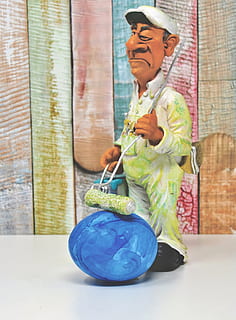 Osterei, Ei, farbig, gemalt, Farbe, Dekoration, Ostern, Osterthema, Lebensmittel, Osterdeko, Osterdekorationen, eine Person, drinnen, Erwachsene, halten, junger Erwachsener, Blau, Kunst und Handwerk, Kreativität, in voller Länge, Frau, lächelnd, Tag, Darstellung, Stehen, Glück, Kleidung, Backstein, 2K, CC0, gemeinfrei, lizenzfrei