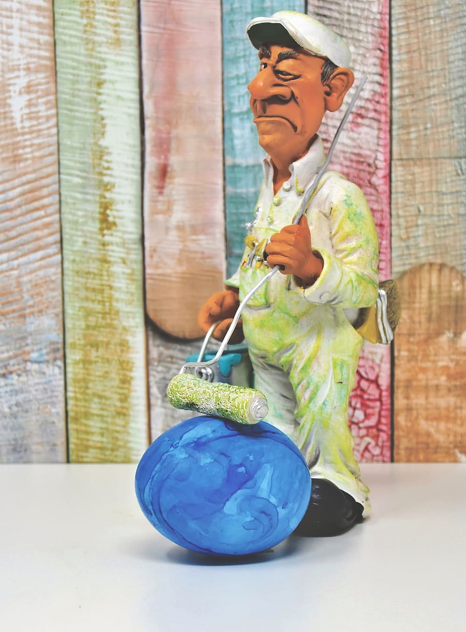 Osterei, Ei, farbig, gemalt, Farbe, Dekoration, Ostern, Osterthema, Lebensmittel, Osterdeko, Osterdekorationen, eine Person, drinnen, Erwachsene, halten, junger Erwachsener, Blau, Kunst und Handwerk, Kreativität, in voller Länge, Frau, lächelnd, Tag, Darstellung, Stehen, Glück, Kleidung, Backstein, 2K