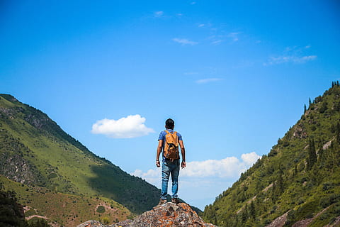 Mann, oben, Berg, Abenteuer, Rucksack, Bergsteiger, Wolken, Tageslicht, Umgebung, Forscher, erforschen, Wald, Gras, Kerl, hoch, Wanderung, Wandern, Landschaft, Bergsteigen, Berge, Natur, draußen, Person, Felsen, szenisch, Himmel, Bäume, Trekking, eine Person, Freizeitbeschäftigung, Stehen, Szenen - Natur, Rückansicht, Schönheit in der Natur, Legere Kleidung, Lebensstile, Urlaube, Blau, in voller Länge, ruhige Szene, Ausflug, wolke - himmel, Gebirge, Blick auf Ansicht, Gipfel, 5K, CC0, gemeinfrei, lizenzfrei