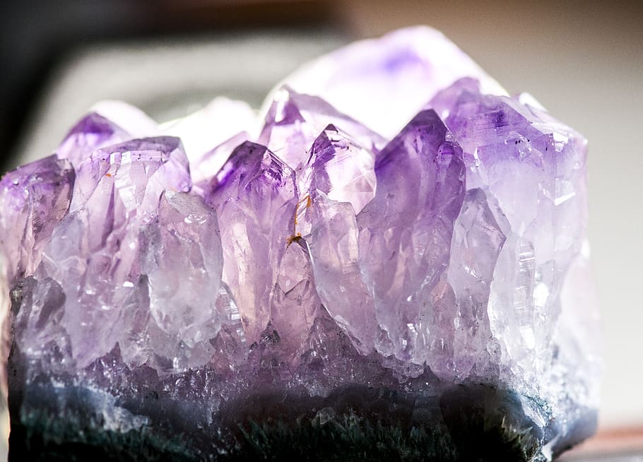 geode morat, cristall, mineral, ametista, quars, ornament, accessoris, accessori, pedres precioses, joieria, cristall morat, joia, crua, diamant, opal, tors, plata, tobillera, vestit, roba, abric, porpra, geologia, sòlid, primer pla, joia preciosa, a l'interior, rock, rock - object, gemma semi-preciosa, centrar-se en primer pla, cap gent, pedra - objecte, brillant, naturalesa, textura, lluminós, 2K