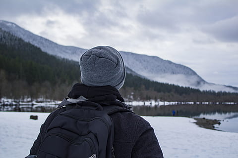 zaino per il trasporto di persone, all'aperto, capi di abbigliamento, zaino, sporgenza serpente a sonagli, natura, montagna, abbigliamento, persona, umano, cappello, acqua, Borsa, escursioni a piedi, la neve, lago, inverno, cappuccio, uomo, escursionista, vagare, temperatura fredda, vestiti caldi, persone reali, retrovisore, una persona, stili di vita, attività di svago, bellezza nella natura, scena non urbana, cappello a maglia, giorno, cielo, catena montuosa, 5K, CC0, dominio pubblico, privo di copyright