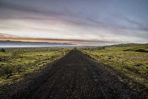 Zielony, sceneria szlaków trawiastych, droga islandzka, niebo, Droga, środowisko, chmura - niebo, krajobraz, kierunek, scenics - natura, droga naprzód, Natura, spokojna scena, spokój, transport, Znikający punkt, wylądować, malejąca perspektywa, horyzont, żadnych ludzi, piękno natury, zdalny, na dworze, 5K, CC0, domena publiczna, darmowe zdjęcia