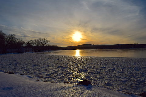 golden, Stunden Fotografie, Strand, hinterleuchtet, Ruhe, Wolken, Wolkengebilde, Küste, Farbe, bunt, Dämmerung, Abend, Horizont, Eis, Landschaft, Licht, Natur, Ozean, friedlich, Reflexion, szenisch, Meer, seelandschaft, Ufer, Himmel, Schnee, Sonne, Sonnenlicht, Sonnenuntergang, Bäume, Wasser, Wetter, Winter, Schönheit in der Natur, wolke - himmel, Szenen - Natur, ruhige Szene, kalte Temperatur, Land, Nicht-städtische Szene, keine Leute, idyllisch, Baum, draußen, 4K, CC0, gemeinfrei, lizenzfrei