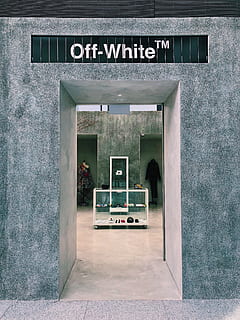 parets blanquinoses, passadís, negre, pis, sòls, humà, persona, Singapur, porta, b2c, venda al detall, moda, b2b, edifici, arquitectura, llosa, habitació, a l'interior, vestíbul, botiga, joieria, text, comunicació, guió occidental, estructura construïda, signe, informació, entrada, lletra majúscula, guió, cap gent, dia, signe d'informació, script no occidental, exterior de l'edifici, a l'aire lliure, funció de construcció de parets, nombre, 4K, CC0, domini públic, lliure de regalies