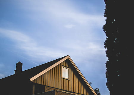 Marrone, di legno, Casa, blu, cielo, giorno, architettura, cielo blu, nuvole, nuvoloso, colori, luce del giorno, esterno, paesaggio, natura, all'aperto, tetto, alberi, finestra, legna, struttura costruita, nuvola - cielo, esterno dell'edificio, nessuno, Inquadratura dal basso, costruzione, formazione scolastica, copia spazio, legno - materiale, apprendimento, sezione alta, turismo, luce del sole, governo, 4K, CC0, dominio pubblico, privo di copyright