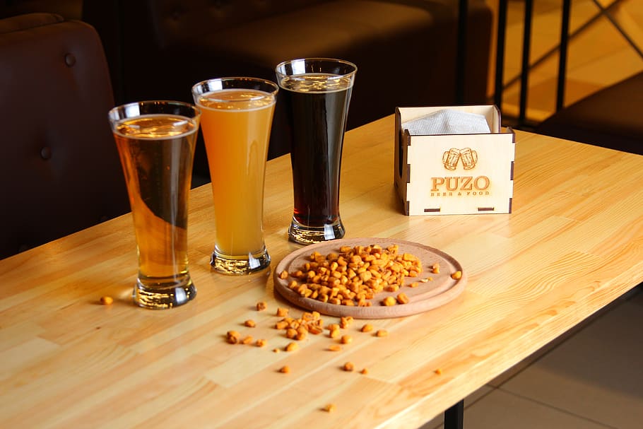 cervesa, blat de moro, aperitius, menjar i beguda, taula, menjar, refresc, frescor, natura morta, beure, a l'interior, vidre, cap gent, text, equipament per a la llar, material de fusta, copa, tassa, cafè, cafè - beguda, contenidor, guió occidental, berenar, safata, 5K