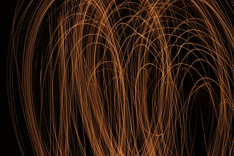 línies grogues, patró, textura, ornament, fractal, il·luminació, flama, foc, llum, a l'aire lliure, naturalesa, sorra, a l'interior, habitació, sala de ball, art, tapisseria, esquena, astronomia, art Modern, foguera, nit, exposició llarga, il·luminat, brillant, moviment borrós, cap gent, resum, moviment, pintura de llum, fons negre, focs artificials, exhibició de focs artificials, color taronja, sender lleuger, llana de filferro, llum - fenomen natural, marc complet, espurnes, focs artificials - objecte fet per l'home, 5K, CC0, domini públic, lliure de regalies
