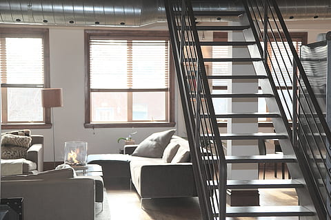 appartement, hébergement, grenier, domicile, habitation, escaliers, moderne, intérieur, conception, maison, pièce, meubles, contemporain, à l'intérieur, chaise, la fenêtre, siège, table, journée, absence, personne, architecture, lumière du soleil, vide, affaires, Bureau, relaxation, la nature, structure construite, chambre domestique, 5K, CC0, domaine public, libre de droits