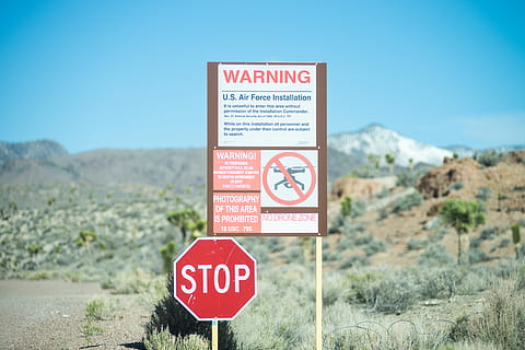 segnale di stop, simbolo, cartello, segnale stradale, Stati Uniti d'America, rachel, nevada, area 51, ufo, Nevada, pianta, pendenza, intersezione, strada, caviglia, fermata dell'autobus, elmetto protettivo, abbigliamento, casco, capi di abbigliamento, vaso, comunicazione, testo, sceneggiatura occidentale, cielo, rosso, segnale di pericolo, nessuno, natura, giorno, informazione, guida, cielo sereno, segno di informazione, lettera maiuscola, terra, blu, concentrarsi sulle conoscenze acquisite, sicurezza, all'aperto, Messaggio, simbolo di avvertimento, 5K, CC0, dominio pubblico, privo di copyright