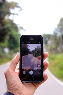 Handy, Handy, Mobiltelefon, Pfad, Baum, Bild im Bild, Ausflug, Straße, Kanon, iphone, menschliche Hand, Hand, Technologie, halten, Smartphone, kabellose Technologie, Fotografie-Themen, tragbares Informationsgerät, menschliches Körperteil, Kommunikation, eine Person, Fokus auf den Vordergrund, echte Menschen, Mobiltelefon, Verbindung, Bildschirm, persönliche Perspektive, Lebensstile, Fotografieren, Nahansicht, draußen, Finger, 5K, CC0, gemeinfrei, lizenzfrei