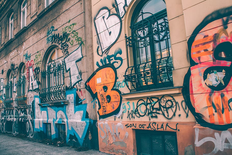 Austràlia, viena, arquitectura, graffiti, estructura construïda, exterior de l'edifici, creativitat, dia, art i artesania, cap gent, finestra, art de carrer, funció de construcció de parets, text, ciutat, paret, edifici, a l'aire lliure, comunicació, artesania, multicolor, mural, 4K