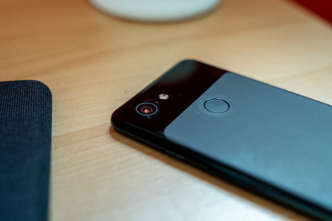 minimo, androide, smartphone, pixel, Google, smart phone, tecnologia wireless, tavolo, cellulare, dispositivo di informazione portatile, tecnologia, in casa, comunicazione, connessione, nessuno, avvicinamento, natura morta, legno - materiale, vista dall'alto, messa a fuoco selettiva, schermo, apparecchiature di telecomunicazione, schermo del dispositivo, copia spazio, numero, 4K, CC0, dominio pubblico, privo di copyright