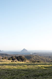 Australia, maleny, środowisko, krajobraz, niebo, scenics - natura, Góra, spokojna scena, piękno natury, roślina, Natura, spokój, wylądować, żadnych ludzi, czyste Niebo, kopia przestrzeń, dzień, trawa, scena pozamiejska, pole, drzewo, cele podróży, na dworze, półsucha, 5K, CC0, domena publiczna, darmowe zdjęcia