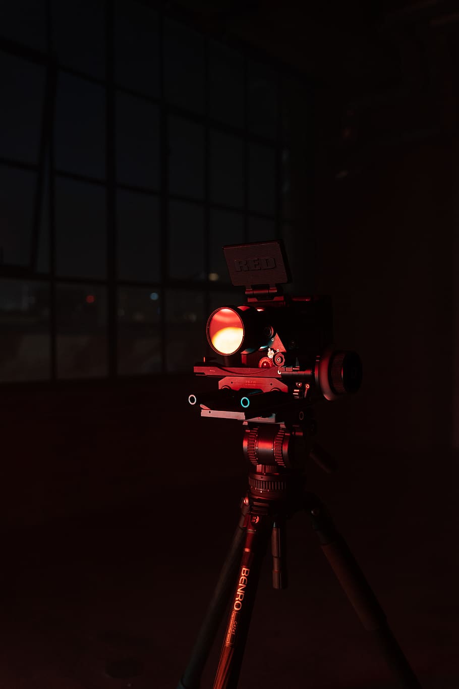 tripode, telecamera, macchina fotografica, cinema, rosso, macchina fotografica rossa, riflessione, confetteria, cibo, dolci, elettronica, videocamera, luce, proiettore, laser, merlo, animale, Agelaius, uccello, robot, in casa, tecnologia, temi fotografici, nessuno, illuminato, macchina fotografica - attrezzatura fotografica, comunicazione, notte, cultura artistica e intrattenimento, copia spazio, girato in studio, attrezzatura fotografica, industria, avvicinamento, in stile retrò, 5K