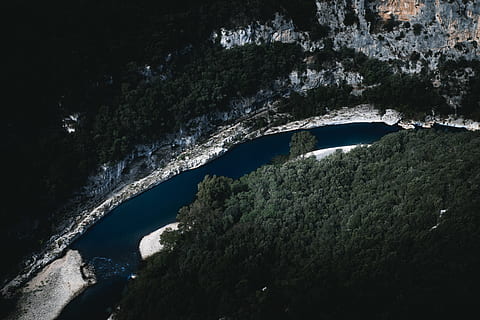 riu, envoltat, arbres, França, aiguèze, gorges de l'ardèche, a l'aire lliure, rock, flora, vegetació, arbre, planta, naturalesa, terra, bosc, selva tropical, desert, negre, gris, aigua, cap gent, bellesa a la natura, escenics - natura, dia, arquitectura, estructura construïda, arc, cascada, pont, tranquil·litat, aigua que flueix, que flueix, 5K, CC0, domini públic, lliure de regalies