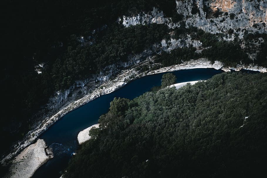 riu, envoltat, arbres, França, aiguèze, gorges de l'ardèche, a l'aire lliure, rock, flora, vegetació, arbre, planta, naturalesa, terra, bosc, selva tropical, desert, negre, gris, aigua, cap gent, bellesa a la natura, escenics - natura, dia, arquitectura, estructura construïda, arc, cascada, pont, tranquil·litat, aigua que flueix, que flueix, 5K