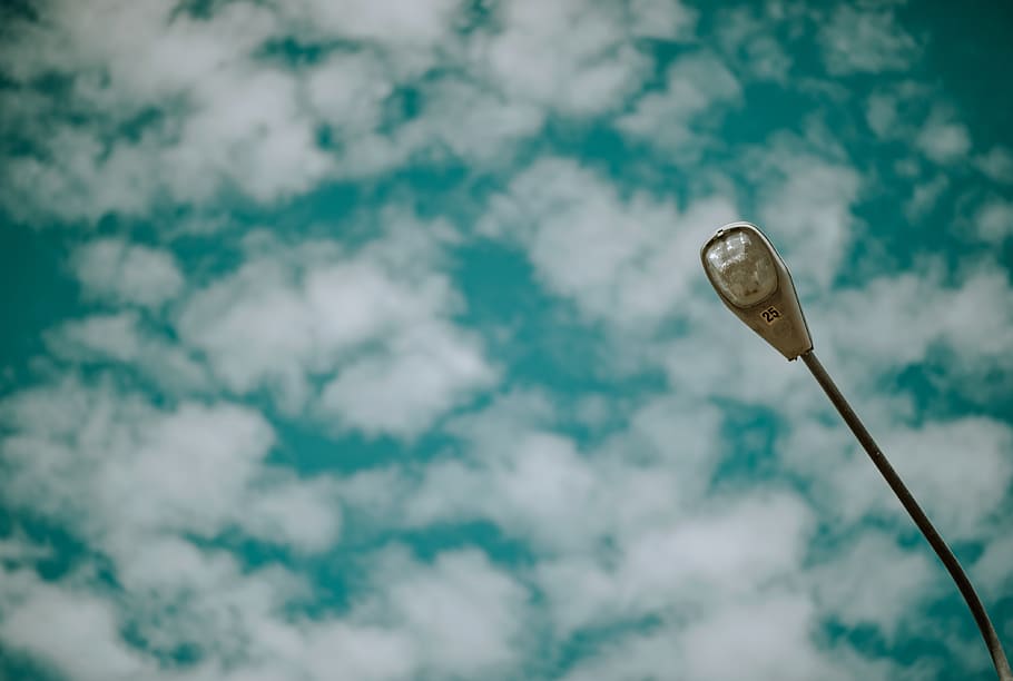 grigio, lampione, blu, cielo, bianca, nuvole, colori, luce del giorno, ambiente, bicchiere, luce, fotografia ad angolo basso, acciaio, nuvola - cielo, Inquadratura dal basso, giorno, natura, nessuno, all'aperto, metallo, bellezza nella natura, attrezzatura per l'illuminazione, concentrarsi sulle conoscenze acquisite, Colore bianco, forma, avvicinamento, fiore, la tranquillità, polo, finanza, 4K