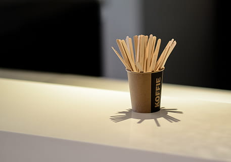 brūna, popsicle sticks, vienreizējās lietošanas, tasi, aizmiglot, neskaidra fona, konteiners, tumšs, telpās, ēnas, nūjas, koksne, Klusā daba, tabula, tuvplāns, nav cilvēku, ēna, itāļu ēdiens, koncentrēties uz jaunajām zināšanām, makaroni, pārtika un dzērieni, pārdomas, jēls ēdiens, viens objekts, svaigumu, virtuves piederumi, ēdiens, papīrs, liela objektu grupa, sadzīves tehnika, spageti, 4K, CC0, publiskais domēns, bez atlīdzības