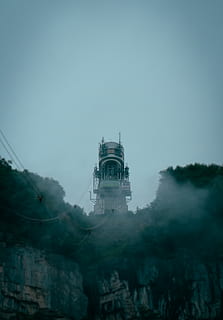 grigio, torre della funivia, natura, all'aperto, costruzione, architettura, tempo metereologico, Torre, nebbia, cittadina, città, metropoli, urbano, scenario, paesaggio, panoramico, campanile, guglia, Quartiere, terra, mezzi di trasporto, struttura costruita, esterno dell'edificio, cielo, nessuno, religione, credenza, Inquadratura dal basso, destinazioni di viaggio, copia spazio, cielo sereno, viaggio, turismo, luogo di culto, spiritualità, giorno, 2K, CC0, dominio pubblico, privo di copyright