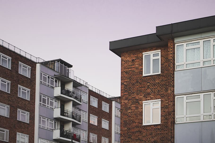 edifici de maó marró, ciutat, urbà, de gran alçada, edifici, edifici d'apartaments, Notting Hill, habitatge, condomini, Regne Unit, Londres, arquitectura, finestra, maó, barri, edifici d'oficines, planta en test, gerro, planta, ceràmica, exterior de l'edifici, estructura construïda, vista d’angle baix, cel, barri residencial, cap gent, naturalesa, dia, cel clar, a l'aire lliure, apartament, casa, modern, paret de maó, vidre - material, 5K