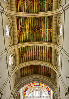 edifício interior, arquitetura, construção, corredor, Espanha, arco, arqueado, Igreja, corrimão, pavimento, torre, Torre do Relógio, teto de abóbada, abside, teto, história, viagem, janela, cripta, chão, religião, local de culto, estrutura construída, dentro de casa, crença, espiritualidade, ninguém, vitral, visão de baixo ângulo, o passado, arte e Artesanato, mural, ornamentado, vidro, coluna arquitetônica, cúpula, arquitetura e arte, fresco, anjo, diretamente abaixo, altar, 5K, CC0, domínio público, royalty free