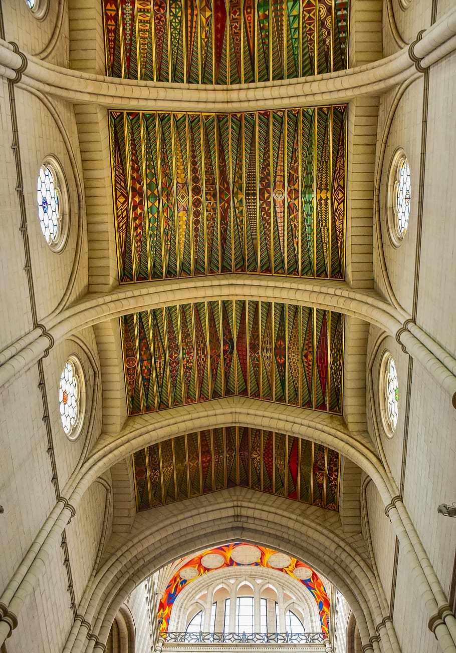 interior de l’edifici, arquitectura, edifici, passadís, espanya, arc, arquejat, Església, barana, sòls, torre, Torre del Rellotge, sostre de volta, absis, sostre, història, viatjar, finestra, cripta, pis, religió, lloc de culte, estructura construïda, a l'interior, creença, espiritualitat, cap gent, vitrall, vista d’angle baix, el passat, art i artesania, mural, ornamentat, vidre, columna arquitectònica, cúpula, arquitectura i art, fresc, àngel, directament a sota, altar, 5K