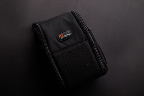 uzavřené černé pouzdro, doplněk, Taška, Černá, detail, barvy, temný, design, móda, uvnitř, lowepro, přenosný, styl, studio shot, jeden objekt, nikdo, stálý život, Černá barva, černé pozadí, oblečení, vysoký úhel pohledu, kůže, vystříhnout, technologie, kapesní, kopie prostor, sdělení, podnikání, přímo nad, selektivní zaměření, osobní příslušenství, 5K