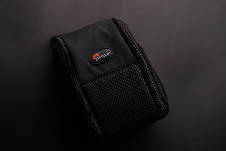 caixa negra tancada, accessori, bossa, negre, primer pla, colors, fosc, disseny, moda, a l'interior, lowepro, portàtil, estil, tir de l'estudi, sol objecte, cap gent, natura morta, color negre, fons negre, roba, vista d’angle alt, cuir, tallar, tecnologia, butxaca, còpia espai, comunicació, negocis, directament a sobre, enfocament selectiu, accessori personal, 5K