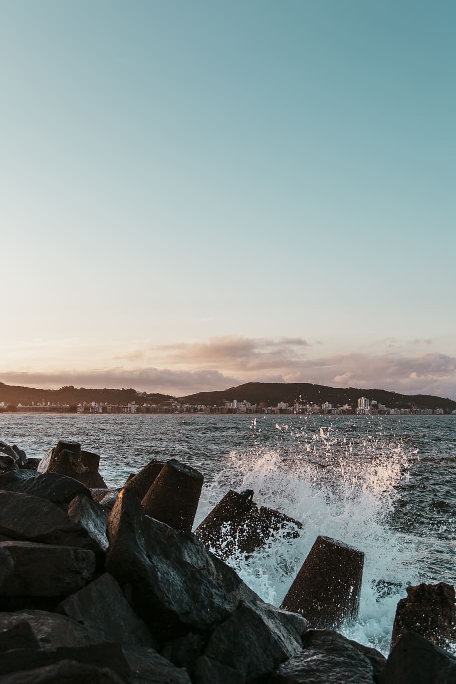vlnobití, svítání, oceán, skály, moře, přímořská krajina, splash, kameny, nebe, voda, Skála, krása v přírodě, scenics - příroda, pevný, rock - objekt, Příroda, nikdo, západ slunce, stříkající, pláž, pohyb, vlna, přistát, kopie prostor, venku, klidné scény, moci, lámání, 4K