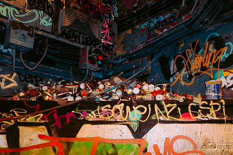 graffiti multicolori, arte, murale, pittura, graffiti, macchina da gioco arcade, parete, Parco divertimenti, Parco a tema, cibo, glassatura, torta, crema, creme, dolce, attività ricreative, bar, ristorante, circo, area giochi interna, food court, architettura, comunicazione, struttura costruita, testo, arte e artigianato, esterno dell'edificio, creatività, nessuno, città, multicolore, caratteristica della parete, arte di strada, copione, sceneggiatura occidentale, disordinato, giorno, sceneggiatura non occidentale, neon, 4K, CC0, dominio pubblico, privo di copyright