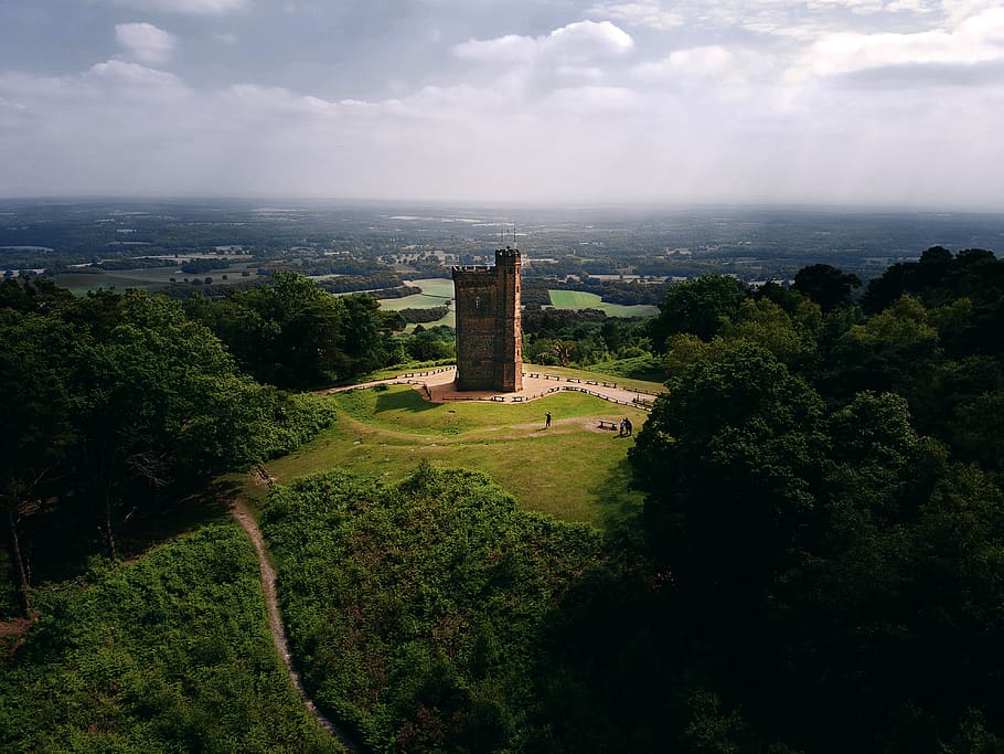 braun, Schloss, Bäume, Landschaft, Wolke, Surrey, leith hill rd, Großbritannien, Weg, Buchse, Hügel, Pfad, Horizont, Turm, die Architektur, Gebäude, Natur, draußen, Baum, Grün, Sonnenlicht, Pflanze, Himmel, gebaute Struktur, Gebäudehülle, wolke - himmel, grüne Farbe, Geschichte, keine Leute, Wachstum, die Vergangenheit, Szenen - Natur, Tag, Schönheit in der Natur, High Angle View, Horizont über Wasser, 4K