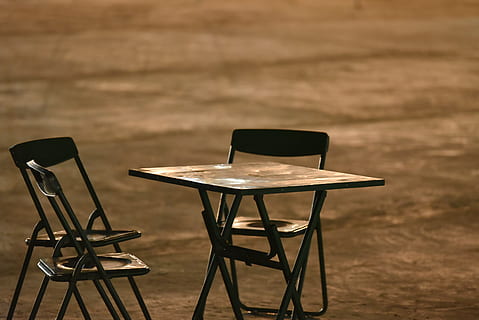 sedie, tavolo, vuoto, nessuno, solitario, solo, amici, amicizia, festa, notte, cena, retrò, vecchio, classico, antico, posto a sedere, sedia, legno - materiale, assenza, concentrarsi sulle conoscenze acquisite, giorno, natura morta, mobilia, all'aperto, natura, luce del sole, campo, terra, attività commerciale, pavimentazione, metallo, 5K, CC0, dominio pubblico, privo di copyright