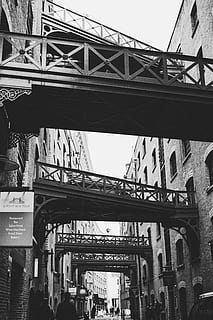 ponti fotografia in scala di grigi, persona, umano, strada, costruzione, cittadina, città, urbano, architettura, ringhiera, corrimano, modo, all'aperto, ponte, vicolo, vialetto, veranda, pedone, riparo, struttura costruita, gruppo di persone, connessione, ponte - struttura fatta dall'uomo, folla, mezzi di trasporto, grande gruppo di persone, Inquadratura dal basso, giorno, esterno dell'edificio, uomini, testo, viaggio, metallo, persone reali, destinazioni di viaggio, comunicazione, 5K, CC0, dominio pubblico, privo di copyright