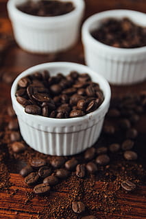 kaffe, bønner, kaffebønner, brun, trebord, mat og Drikke, mat, kaffe - drikke, friskhet, nærbilde, innendørs, stekt kaffebønne, bord, fokusere på forgrunnen, ingen folk, stilleben, container, ingrediens, kopp, selektiv fokusering, forfriskning, drikke, malt kaffe, koffein, fristelse, 1080P, CC0, offentlig domene, opphavsrett gratis