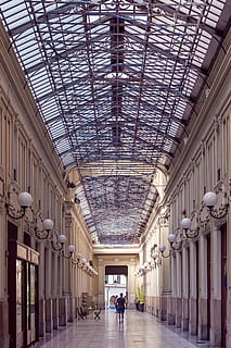 galería de compras, Italia, arcada, arco, arquitectónico, arquitectura, edificio, techo, ciudad, Europa, europeo, galeria, galería, vaso, gris, patrimonio, histórico, historia, italiano, punto de referencia, Monumento, monumental, antiguo, piedemonte, cuadrado, acero, estilo, subalpina, torino, turismo, viaje, turin, adentro, estructura construida, día, el camino a seguir, gente real, personas incidentales, columna arquitectonica, hombres, corredor, en una fila, dirección, equipo de iluminación, una persona, modelo, claraboya, suelo de baldosas, 4K, CC0, dominio público, libre de derechos