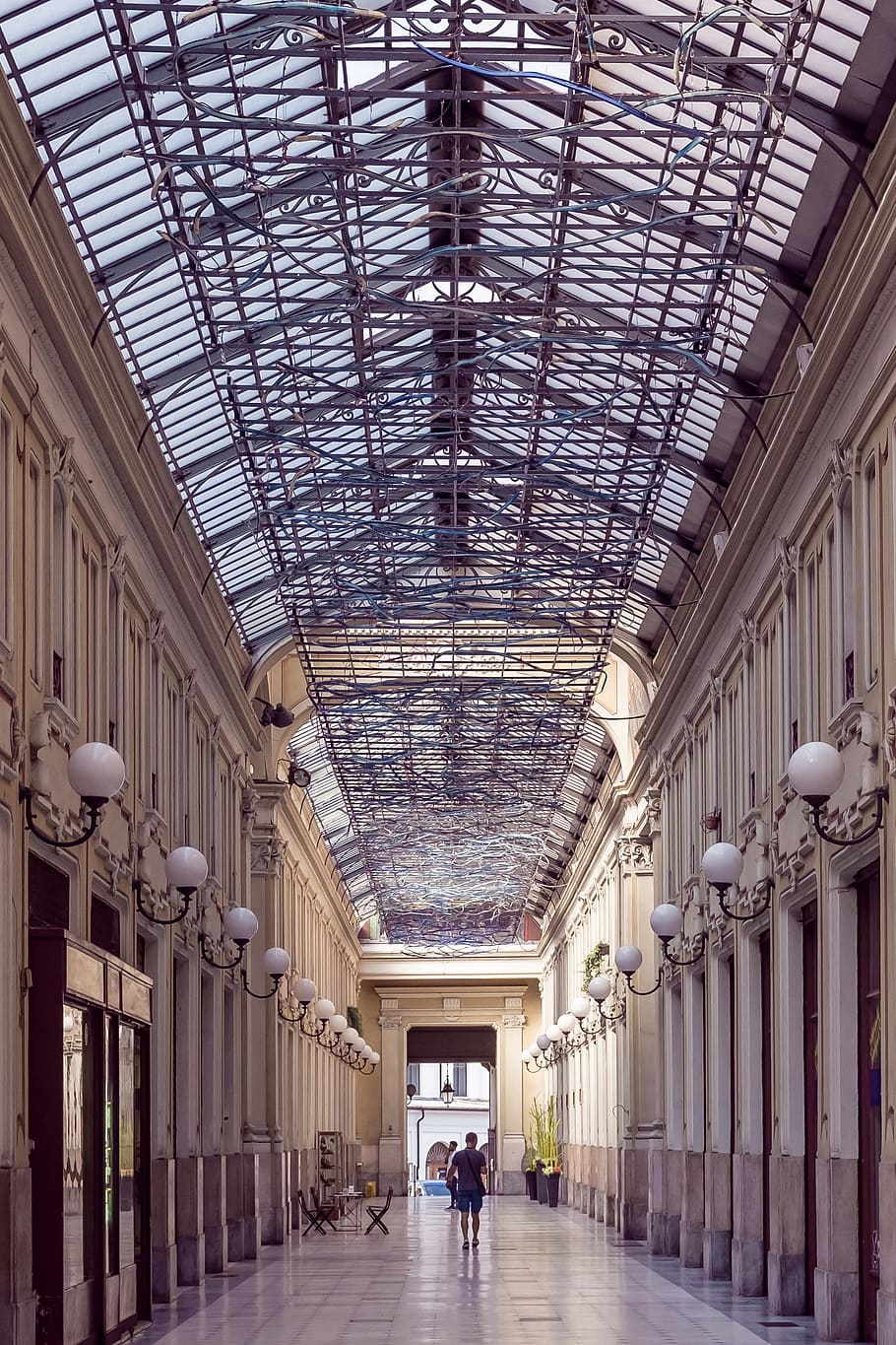 galeria comercial, Itàlia, arcade, arc, arquitectònic, arquitectura, edifici, sostre, ciutat, europa, Europeu, galleria, galeria, vidre, gris, patrimoni, històric, història, italià, referència, monument, monumental, vell, piemont, quadrat, acer, estil, subalpina, torino, turisme, viatjar, turin, a l'interior, estructura construïda, dia, el camí a seguir, persones reals, persones incidentals, columna arquitectònica, homes, passadís, en fila, direcció, equips d’il·luminació, una persona, patró, claraboia, sòl de rajoles, 4K