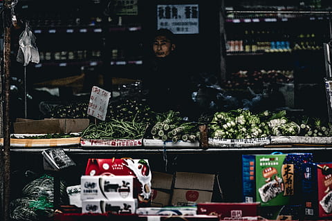 home, botiga de verdures, mercat, persona, humà, botiga, planta, cotxe, automòbil, transport, vehicle, parada, carrer, menjar, basar, supermercat, botiga de queviures, fórmula un, prestatge, produir, pneumàtic, cotxe esportiu, venda al detall, elecció, a la venda, negocis, Paradeta, variació, gran grup d'objectes, persones reals, text, gent, contenidor, arranjament, Caixa, visualització al detall, abundància, a l'interior, dia, negoci petit, 8K, CC0, domini públic, lliure de regalies