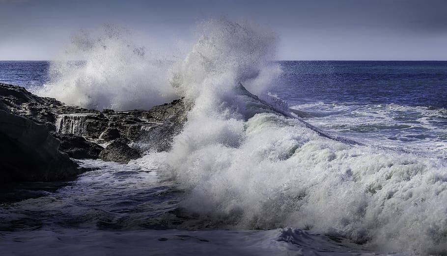 monòlit de roca, al costat, oceà, platja, la llum del dia, paisatge, roques, escènic, mar, Escuma de mar, paisatge marí, vora del mar, splash, aigua, onades, moviment, poder, poder a la natura, bellesa a la natura, onada, xoc, trencament, colpejar, rock, força, esquitxades, escenics - natura, naturalesa, cap gent, cel, aspre, a l'aire lliure, horitzó sobre l’aigua, 2K