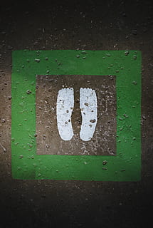 traces, quadrat, signe, color verd, cap gent, primer pla, nombre, vista d’angle alt, dia, comunicació, directament a sobre, carta, a l'aire lliure, text, humit, alfabet, guió occidental, Color blanc, informació, naturalesa, brutícia, 4K, CC0, domini públic, lliure de regalies