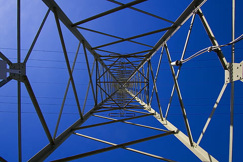 Strommast, mast, struktur, konstruktion, geometri, form, symmetri, symmetrisk, himmel, energi, nuværende, stål, kabel, tråd, metal, linje, spænding, blå, forbindelse, el-pylon, skyfri himmel, elektricitet, teknologi, Strømforsyning, ingen mennesker, mønster, brændstof og elproduktion, natur, bygget struktur, gitter, direkte under, arkitektur, lav vinkel visning, fuld ramme, udendørs, bjælke, abstrakt, kompleksitet, elnettet, legering, global kommunikation, 5K, CC0, offentligt domæne, royaltyfrie